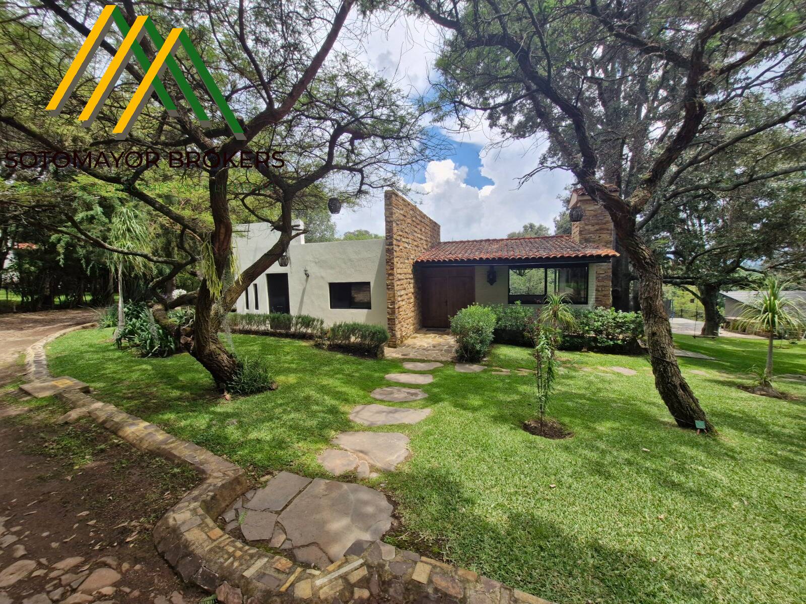 Cabaña amueblada en venta con gran jardín, fogatero y terraza en Atemajac