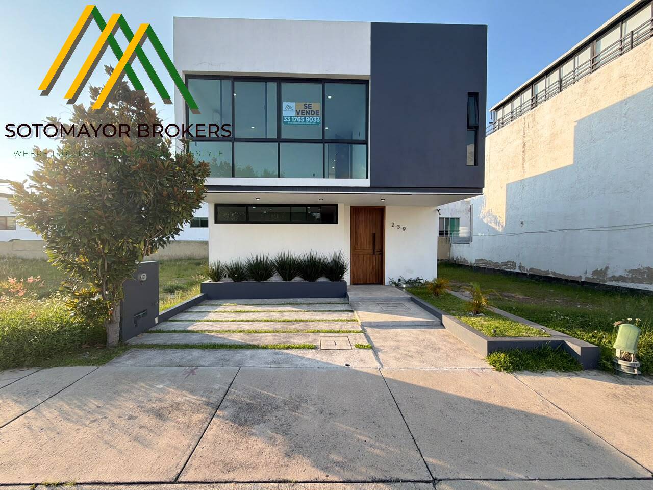 Casa en venta en Valle Imperial con estudio, roof garden y acabados de lujo